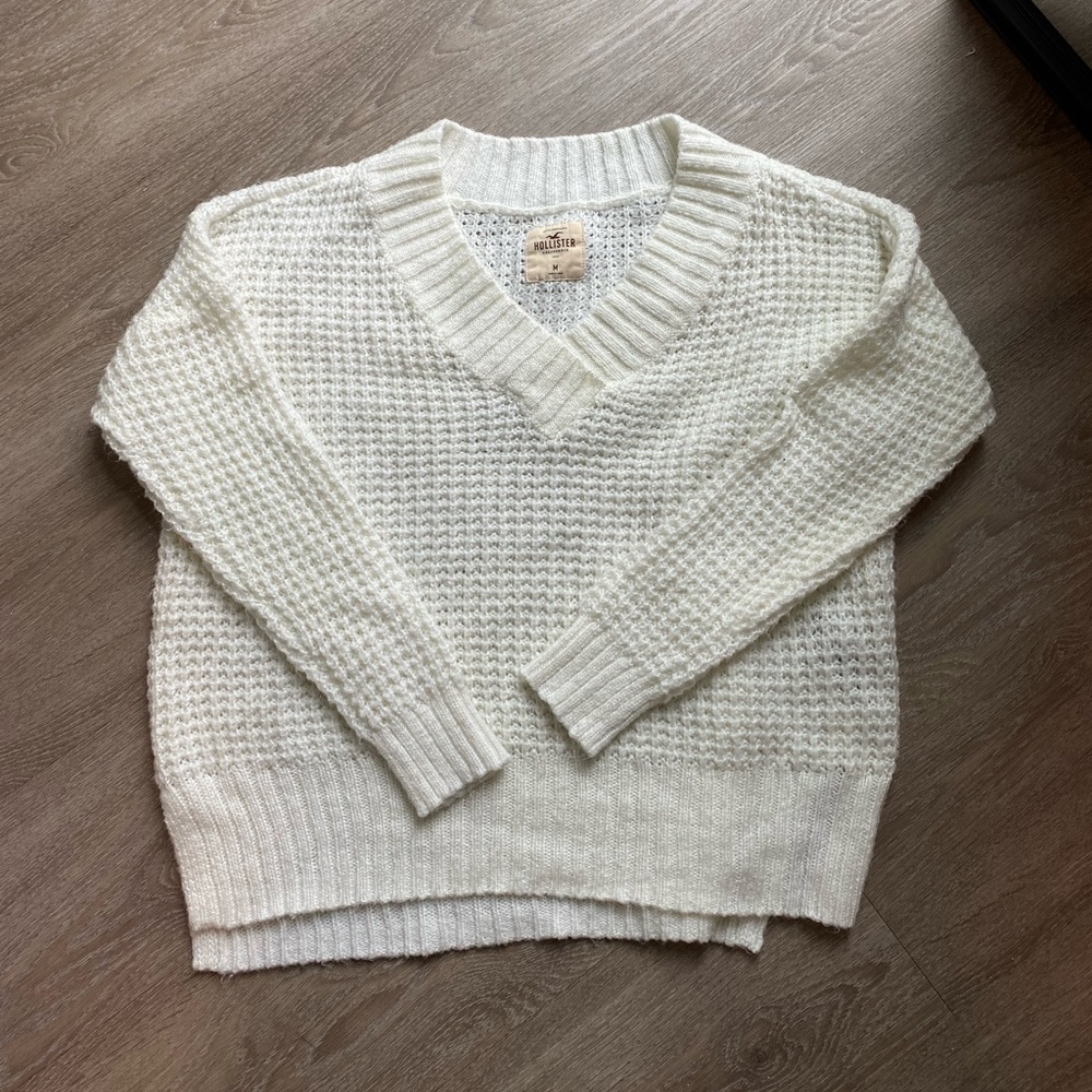 Cream/white hollister v neck sweater size medium